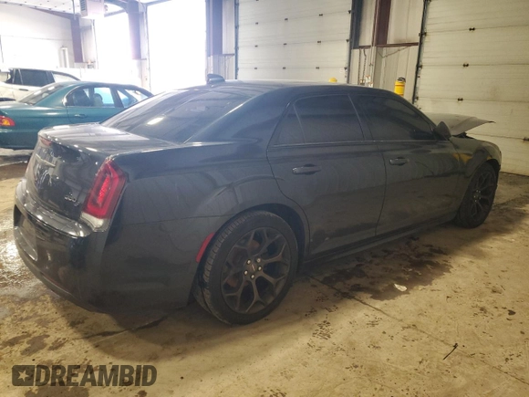 2019 Chrysler 300 S z VIN 2C3CCABG4KH640476, wystawiony jako Copart lot #44200365 z przebiegiem 80 077 mil mil oraz Szkody całkowita. Historia ofert i sprzedaży dostępna na DreamBid. Obrazek 3.