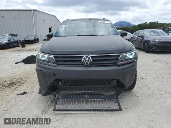 2018 Volkswagen Tiguan SEL z VIN 3VV3B7AX9JM024440, wystawiony jako Copart lot #54984015 z przebiegiem 108 727 mil mil oraz Czysty tytuł • Clean title. Historia ofert i sprzedaży dostępna na DreamBid. Obrazek 5.