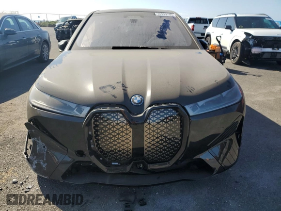 2022 BMW iX xDrive50 z VIN WB523CF04NCK19635, wystawiony jako Copart lot #44999765 z przebiegiem 28 141 mil mil oraz Szkoda całkowita • Salvage title. Historia ofert i sprzedaży dostępna na DreamBid. Obrazek 5.