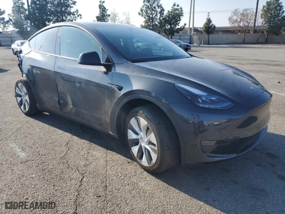 2024 Tesla Model Y with VIN 7SAYGDED4RF032615, listed as a Copart auction lot 43135135 with 2,061 mi miles and Salvage Title. Bid and sale history available at carsss.com. Image 4.
