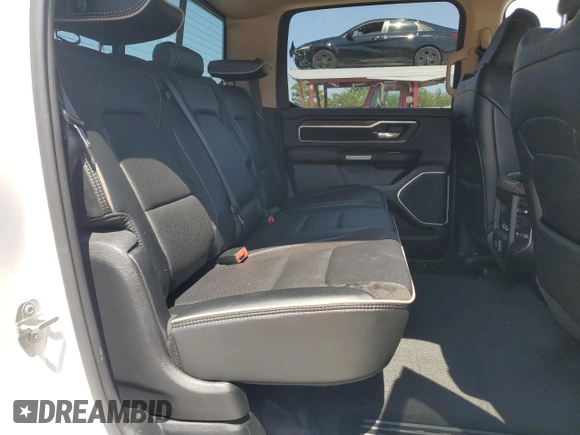 2020 Ram 1500 Laramie z VIN 1C6SRFJT5LN402007, wystawiony jako Copart lot #56427815 z przebiegiem 79 159 mil mil oraz Szkoda całkowita • Salvage title. Historia ofert i sprzedaży dostępna na DreamBid. Obrazek 10.