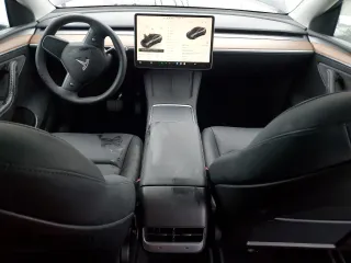 2024 Tesla Model Y with VIN 7SAYGDED1RF098054, listed as a Copart auction lot 44072195 with 16,085 mi miles and Salvage Title. Bid and sale history available at DreamBid. Image 8.