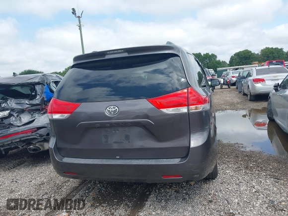 2014 Toyota Sienna LE AAS z VIN 5TDKK3DC8ES516801, wystawiony jako IAAI lot #42378994 z przebiegiem 222 929 mil mil oraz . Historia ofert i sprzedaży dostępna na DreamBid. Obrazek 16.