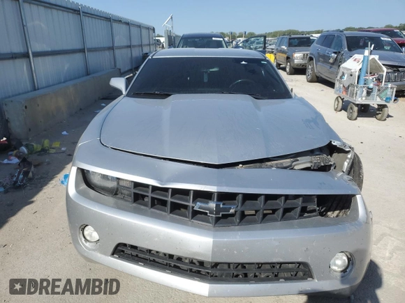 2013 Chevrolet Camaro LT z VIN 2G1FB1E31D9113862, wystawiony jako Copart lot #70308254 z przebiegiem Nie podano mil oraz Szkoda całkowita • Salvage title. Historia ofert i sprzedaży dostępna na DreamBid. Obrazek 5.