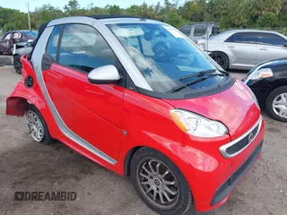 2013 Smart fortwo Passion z VIN WMEEK3BA5DK591221, wystawiony jako IAAI lot #42010853 z przebiegiem 101 953 mil mil oraz . Historia ofert i sprzedaży dostępna na DreamBid. Obrazek 1.