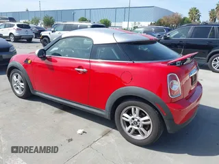 2012 MINI Coupe z VIN WMWSX1C56CT163981, wystawiony jako IAAI lot #42286576 z przebiegiem 131 955 mil mil oraz . Historia ofert i sprzedaży dostępna na DreamBid. Obrazek 3.