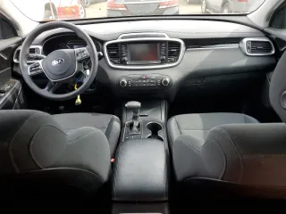 2019 Kia Sorento LX z VIN 5XYPGDA3XKG558803, wystawiony jako Copart lot #57885915 z przebiegiem 70 055 mil mil oraz Szkoda całkowita • Salvage title. Historia ofert i sprzedaży dostępna na DreamBid. Obrazek 8.