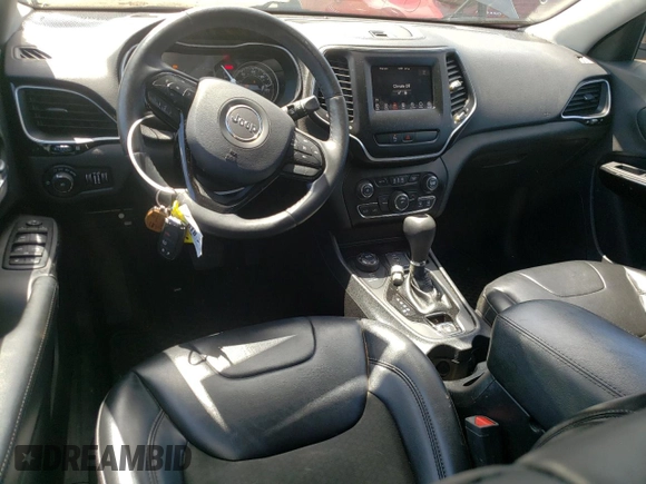 2019 Jeep Cherokee Latitude Plus z VIN 1C4PJMLN3KD333945, wystawiony jako Copart lot #56859834 z przebiegiem 84 620 mil mil oraz Szkoda całkowita • Salvage title. Historia ofert i sprzedaży dostępna na DreamBid. Obrazek 8.