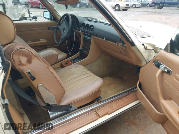 1983 Mercedes-Benz 380 SL z VIN WDBBA45A3DB021934, wystawiony jako IAAI lot #42355288 z przebiegiem 10 887 mil mil oraz . Historia ofert i sprzedaży dostępna na DreamBid. Obrazek 5.