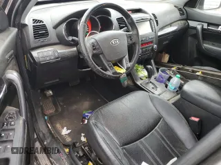 2013 Kia Sorento SX z VIN 5XYKW4A26DG351610, wystawiony jako Copart lot #56196225 z przebiegiem 155 382 mil mil oraz Szkoda całkowita • Salvage title. Historia ofert i sprzedaży dostępna na DreamBid. Obrazek 8.