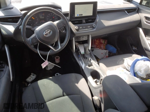 2023 Toyota Corolla Cross LE z VIN 7MUBAAAG3PV043803, wystawiony jako Copart lot #51462105 z przebiegiem 35 146 mil mil oraz Czysty tytuł • Clean title. Historia ofert i sprzedaży dostępna na DreamBid. Obrazek 8.