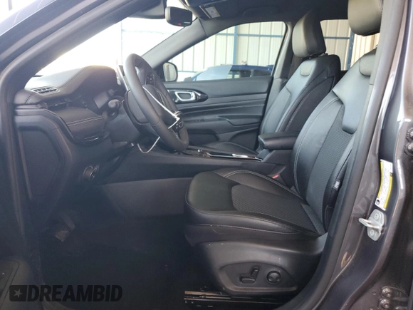 2024 Jeep Compass Latitude z VIN 3C4NJDBN2RT123706, wystawiony jako Copart lot #62509695 z przebiegiem 11 534 mil mil oraz Czysty tytuł • Clean title. Historia ofert i sprzedaży dostępna na DreamBid. Obrazek 7.