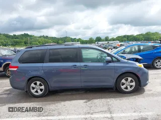 2013 Toyota Sienna LE AAS z VIN 5TDKK3DC5DS378455, wystawiony jako IAAI lot #42236993 z przebiegiem 115 760 mil mil oraz . Historia ofert i sprzedaży dostępna na DreamBid. Obrazek 13.
