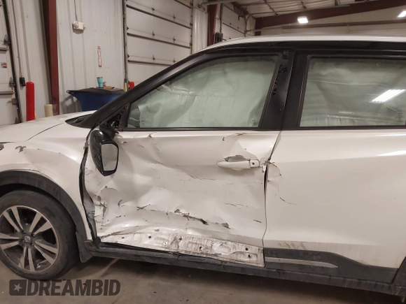 2019 Nissan Kicks SR with VIN 3N1CP5CU8KL550656, listed as a IAAI auction lot 41490725 with 33,281 mi miles. Bid and sale history available at carsss.com. Image 6.