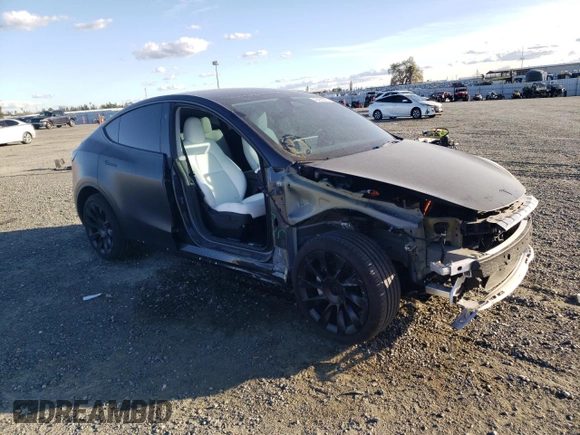 2024 Tesla Model Y Long Range with VIN 7SAYGDEE8RF002655, listed as a Copart auction lot 46422325 with 7,943 mi miles and Salvage Title. Bid and sale history available at DreamBid. Image 4.