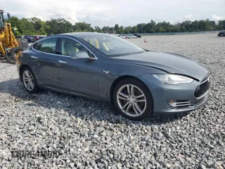 2013 Tesla Model S z VIN 5YJSA1AC4DFP10496, wystawiony jako Copart lot #63801355 z przebiegiem 50 473 mil mil oraz Czysty tytuł • Clean title. Historia ofert i sprzedaży dostępna na DreamBid. Obrazek 4.