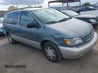 1999 Toyota Sienna LE with VIN 4T3ZF13C2XU136847, listed as a IAAI auction lot 41663608 with 178,581 mi miles. Bid and sale history available at carsss.com. Image 1.