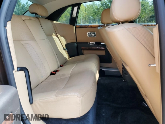 2010 Rolls-Royce Ghost z VIN SCA664S54AUX49006, wystawiony jako Copart lot #71230504 z przebiegiem Nie podano mil oraz Tytuł czysty. Historia ofert i sprzedaży dostępna na DreamBid. Obrazek 6.