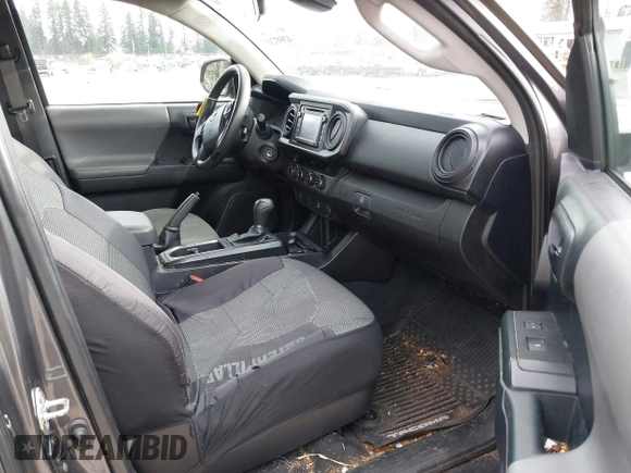 2018 Toyota Tacoma SR z VIN 5TFSX5EN0JX062612, wystawiony jako IAAI lot #41993211 z przebiegiem 92 586 mil mil oraz . Historia ofert i sprzedaży dostępna na DreamBid. Obrazek 5.