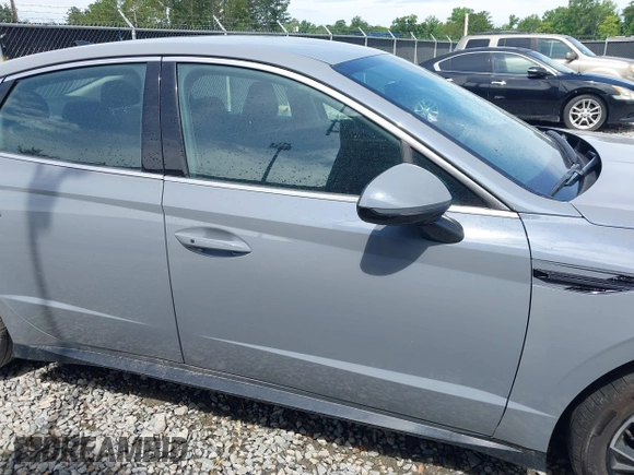 2024 Hyundai Sonata SEL z VIN KMHL64JA3RA398298, wystawiony jako IAAI lot #42462477 z przebiegiem 21 843 mil mil oraz . Historia ofert i sprzedaży dostępna na DreamBid. Obrazek 14.