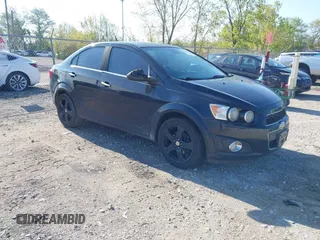 2012 Chevrolet Sonic LTZ z VIN 1G1JE5SH0C4154929, wystawiony jako IAAI lot #42191912 z przebiegiem 154 807 mil mil oraz . Historia ofert i sprzedaży dostępna na DreamBid. Obrazek 1.