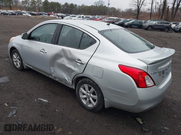 2013 Nissan Versa S Plus z VIN 3N1CN7AP9DL838834, wystawiony jako IAAI lot #41959162 z przebiegiem 94 906 mil mil oraz . Historia ofert i sprzedaży dostępna na DreamBid. Obrazek 6.