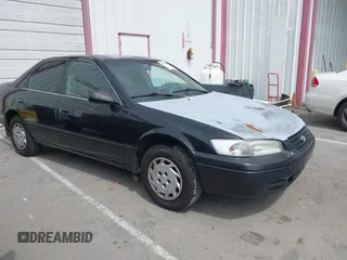 1999 Toyota Camry LE z VIN 4T1BG22K4XU548743, wystawiony jako IAAI lot #42246897 z przebiegiem 268 182 mil mil oraz . Historia ofert i sprzedaży dostępna na DreamBid. Obrazek 1.