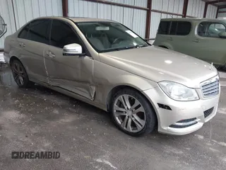 2012 Mercedes-Benz C 300 Sport z VIN WDDGF8BB0CA657038, wystawiony jako IAAI lot #42159474 z przebiegiem 197 934 mil mil oraz . Historia ofert i sprzedaży dostępna na DreamBid. Obrazek 1.