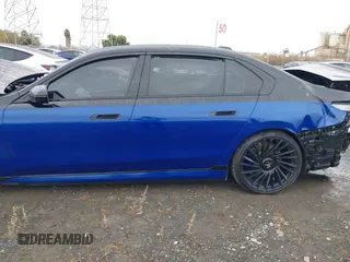 2023 BMW i7 xDrive60 z VIN WBY53EJ05PCN86100, wystawiony jako IAAI lot #40845180 z przebiegiem 4 231 mil mil oraz . Historia ofert i sprzedaży dostępna na DreamBid. Obrazek 15.