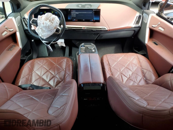 2022 BMW iX xDrive50 z VIN WB523CF04NCK19635, wystawiony jako Copart lot #44999765 z przebiegiem 28 141 mil mil oraz Szkoda całkowita • Salvage title. Historia ofert i sprzedaży dostępna na DreamBid. Obrazek 8.