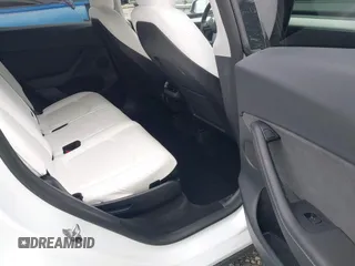 2023 Tesla Model Y Long Range z VIN 7SAYGAEEXPF647352, wystawiony jako IAAI lot #41955933 z przebiegiem Nie podano mil oraz . Historia ofert i sprzedaży dostępna na DreamBid. Obrazek 8.