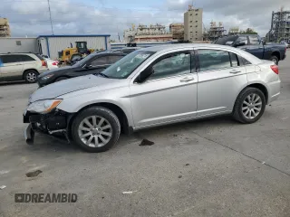 2011 Chrysler 200 Touring z VIN 1C3BC1FB6BN617671, wystawiony jako Copart lot #57099715 z przebiegiem 158 973 mil mil oraz Szkoda całkowita • Salvage title. Historia ofert i sprzedaży dostępna na DreamBid. Obrazek 1.