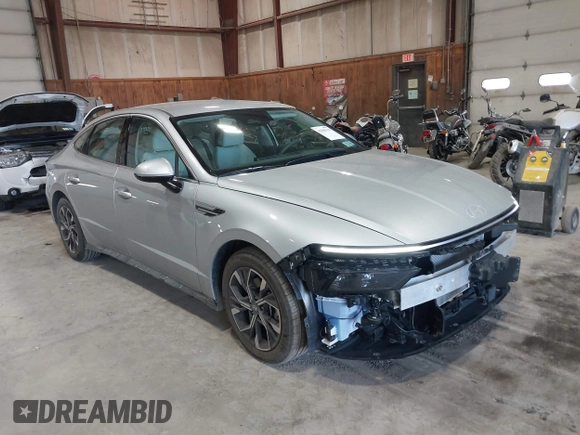 2024 Hyundai Sonata SEL z VIN KMHL64JA8RA401941, wystawiony jako IAAI lot #42085349 z przebiegiem 3 722 mil mil oraz . Historia ofert i sprzedaży dostępna na DreamBid. Obrazek 1.