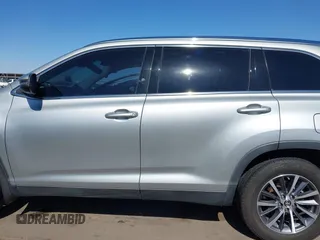 2019 Toyota Highlander SE z VIN 5TDJZRFH4KS580932, wystawiony jako IAAI lot #42250414 z przebiegiem 52 437 mil mil oraz . Historia ofert i sprzedaży dostępna na DreamBid. Obrazek 14.