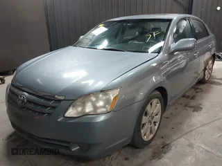 2007 Toyota Avalon XL z VIN 4T1BK36B17U189303, wystawiony jako IAAI lot #41614917 z przebiegiem 238 114 mil mil oraz . Historia ofert i sprzedaży dostępna na DreamBid. Obrazek 2.