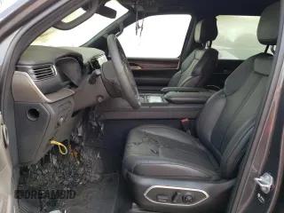 2023 Jeep Grand Wagoneer с VIN 1C4SJUEJ9PS506309, выставлен на аукционе Copart как лот 67529453 с пробегом Не указан миль и . История ставок и продаж доступна на DreamBid. Изображение 7.
