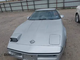 1985 Chevrolet Corvette z VIN 1G1YY0781F5135810, wystawiony jako IAAI lot #42305628 z przebiegiem 141 141 mil mil oraz . Historia ofert i sprzedaży dostępna na DreamBid. Obrazek 10.