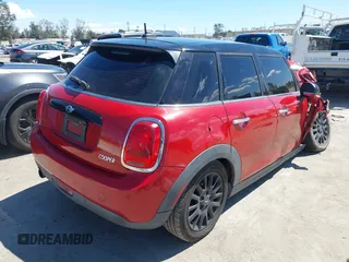 2017 MINI Hardtop 4 Door Cooper z VIN WMWXU1C57H2E18670, wystawiony jako IAAI lot #41950314 z przebiegiem 94 199 mil mil oraz . Historia ofert i sprzedaży dostępna na DreamBid. Obrazek 4.