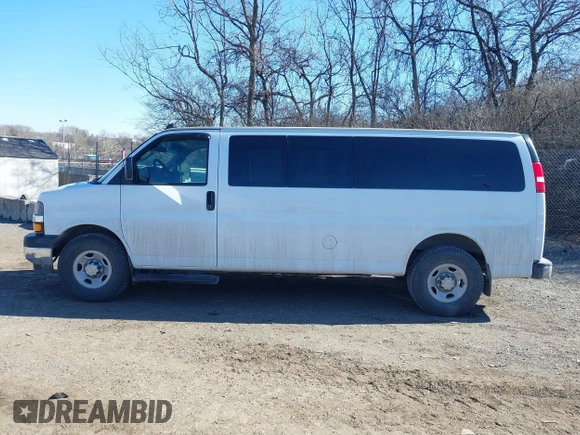 2018 Chevrolet Express Passenger LT z VIN 1GAZGPFGXJ1326392, wystawiony jako IAAI lot #41591765 z przebiegiem 350 366 mil mil oraz . Historia ofert i sprzedaży dostępna na DreamBid. Obrazek 14.