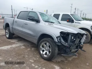 2025 Ram 1500 Big Horn z VIN 1C6SRFFP3SN504982, wystawiony jako IAAI lot #42173117 z przebiegiem 5 295 mil mil oraz . Historia ofert i sprzedaży dostępna na DreamBid. Obrazek 1.