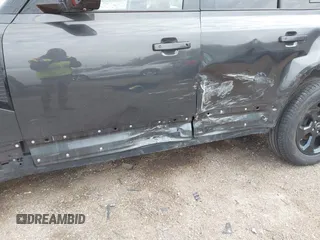 2023 Land Rover Defender S с VIN SALEJ7EX4P2239091, выставлен на аукционе IAAI как лот 41791797 с пробегом 16 042 миль миль и . История ставок и продаж доступна на DreamBid. Изображение 6.