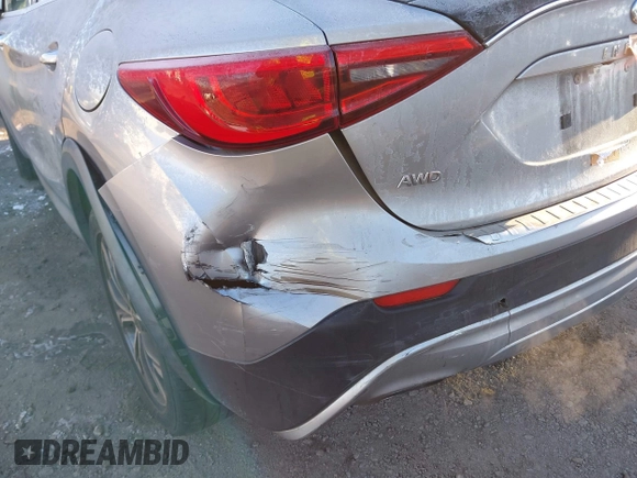 2018 Infiniti QX30 Premium z VIN SJKCH5CR1JA048452, wystawiony jako IAAI lot #41366688 z przebiegiem 109 456 mil mil oraz . Historia ofert i sprzedaży dostępna na DreamBid. Obrazek 6.