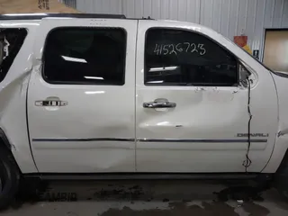 2011 GMC Yukon XL Denali with VIN 1GKS2MEF9BR221784, listed as a IAAI auction lot 41526723 with 207,632 mi miles. Bid and sale history available at carsss.com. Image 14.