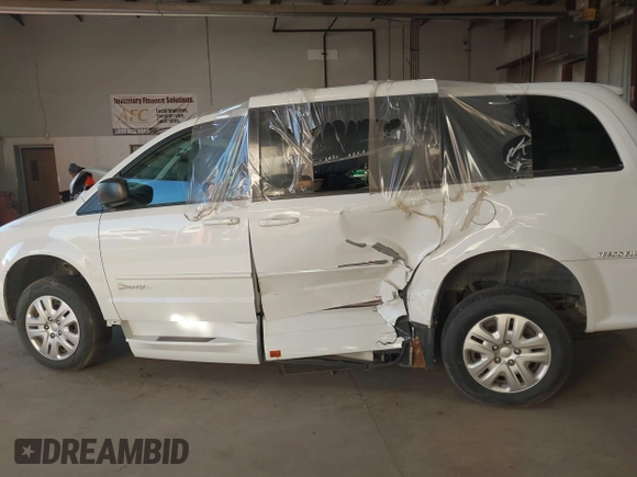 2017 Dodge Grand Caravan SE z VIN 2C4RDGBG6HR848612, wystawiony jako IAAI lot #38453498 z przebiegiem 56 964 mil mil oraz . Historia ofert i sprzedaży dostępna na DreamBid. Obrazek 14.