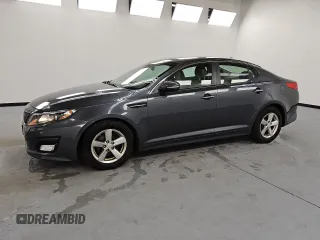2015 Kia Optima LX z VIN KNAGM4A77F5626417, wystawiony jako Copart lot #57784605 z przebiegiem 185 381 mil mil oraz Czysty tytuł • Clean title. Historia ofert i sprzedaży dostępna na DreamBid. Obrazek 1.
