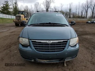 2005 Chrysler Town & Country Touring with VIN 2C4GP54L75R190582, listed as a Copart auction lot 69073993 with 211,299 mi miles and Clean Title. Bid and sale history available at carsss.com. Image 5.