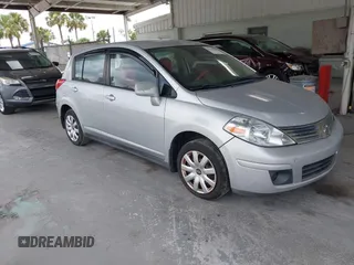 2007 Nissan Versa SL z VIN 3N1BC13E97L398256, wystawiony jako IAAI lot #42510565 z przebiegiem 189 208 mil mil oraz . Historia ofert i sprzedaży dostępna na DreamBid. Obrazek 1.