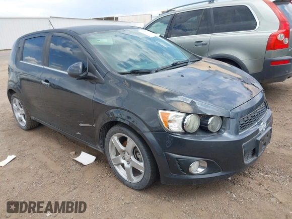 2015 Chevrolet Sonic LTZ z VIN 1G1JE6SB1F4202251, wystawiony jako IAAI lot #42225269 z przebiegiem 91 669 mil mil oraz . Historia ofert i sprzedaży dostępna na DreamBid. Obrazek 1.