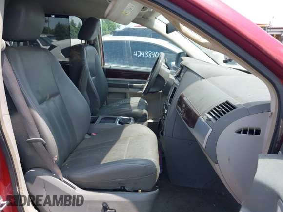 2010 Chrysler Town & Country Touring z VIN 2A4RR5D17AR109036, wystawiony jako IAAI lot #42418233 z przebiegiem 268 578 mil mil oraz . Historia ofert i sprzedaży dostępna na DreamBid. Obrazek 5.