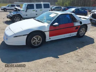 1986 Pontiac Fiero z VIN 1G2PF3790GP231392, wystawiony jako IAAI lot #41870267 z przebiegiem 156 718 mil mil oraz . Historia ofert i sprzedaży dostępna na DreamBid. Obrazek 2.